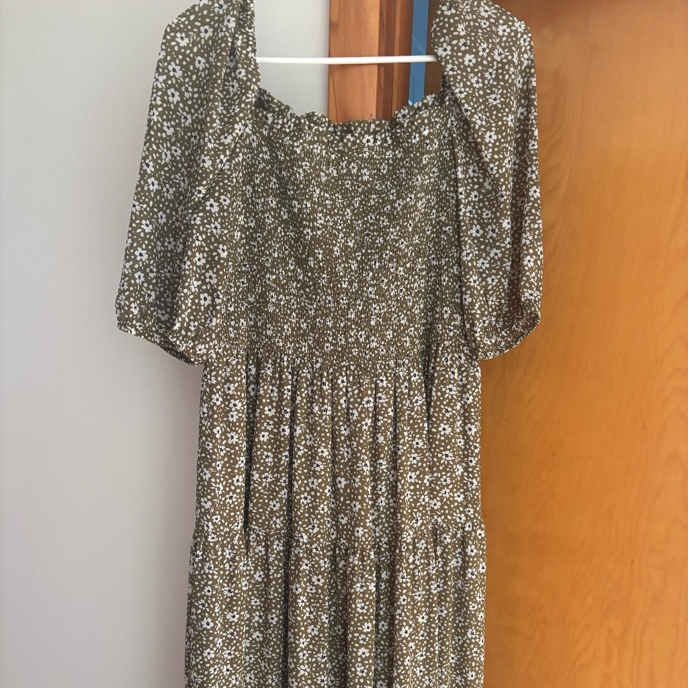Ann Taylor Green Floral Smocked Tiered Midi Dress - Size 8